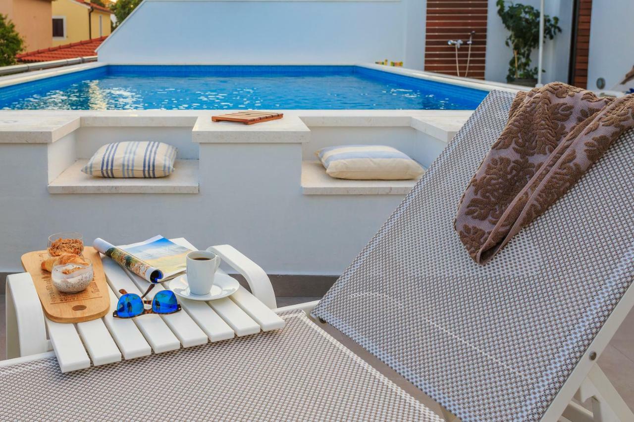 Holiday Home Lola, Sea On A Palm! Heated Pool 特罗吉尔 外观 照片