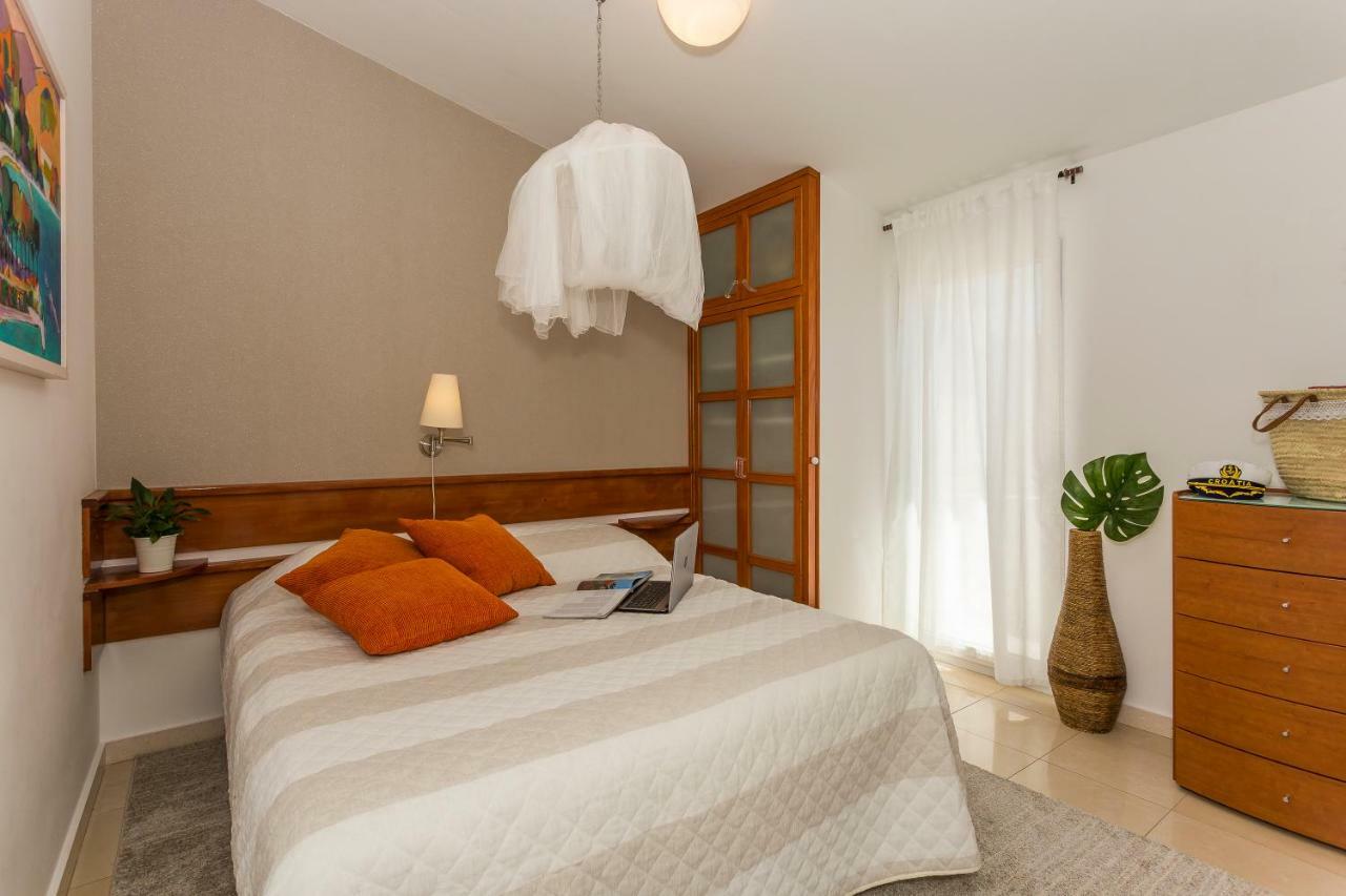 Holiday Home Lola, Sea On A Palm! Heated Pool 特罗吉尔 外观 照片